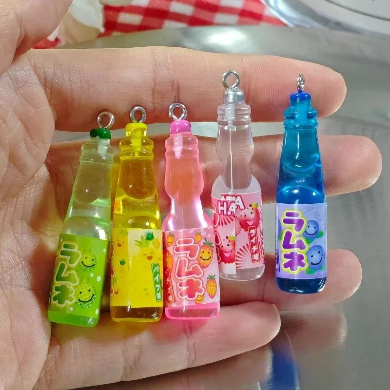 Resin Art Calligraphy - ชาร์มเรซิ่นรูปขวดโซดาขนาดเล็ก 10 ชิ้น จี้รูปขวดเครื่องดื่มน่ารัก อุปกรณ์งานฝีมือ DIY